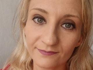 Webcam model ViolettaLoves from XLoveCam