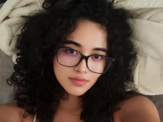 Webcam model VivienneLaurent from XLoveCam
