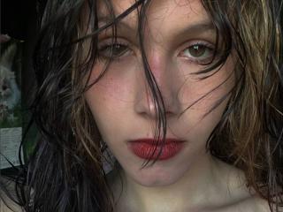 Webcam model YahairaZagorski from XLoveCam