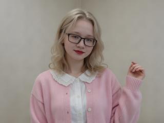 Webcam model YelenaBissonette from XLoveCam