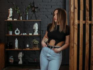 Webcam model YourDreamInReality from XLoveCam