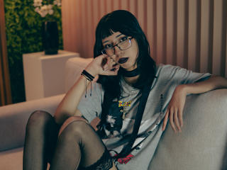 Webcam model YumeLee from XLoveCam