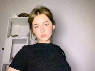 Webcam model Yvellin from XLoveCam