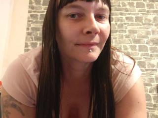 Webcam model YviEngel87-hot from XloveCam