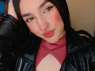 Webcam model YviTaylor from XloveCam