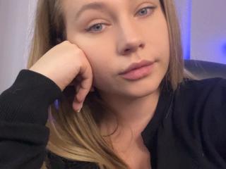 매우 야한 라이브 웹캠 쇼를 하는 HollyCandyX의 섹시한 프로파일 포토!