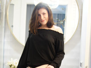 매우 야한 라이브 웹캠 쇼를 하는 LuxuryCALLIE의 섹시한 프로파일 포토!