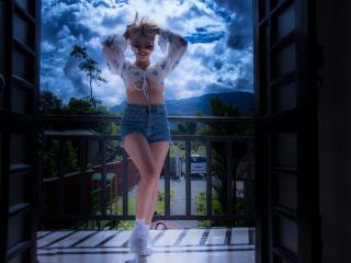 Webcam model CandyblowThara from XLoveCam
