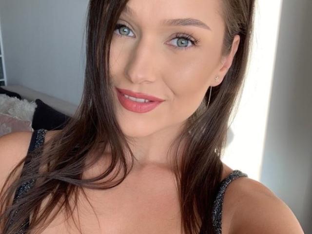 Cette camgirl a un sourire de fou en plus de ses gros seins