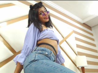 Webcam model LucyLewis from XLoveCam