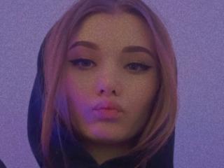 DoreenBella live cam model at XLoveCam