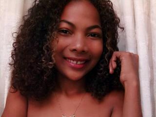 Watch Liindah live on cam on XLoveCam