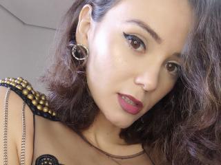 PrettyWanda live cam model at XLoveCam