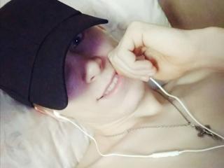 Watch DavidMiklii live on cam on XLoveCam