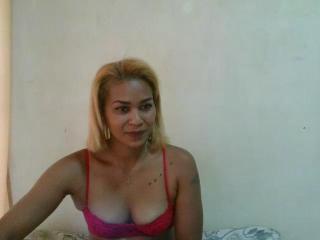 Adannie live cam model at XLoveCam