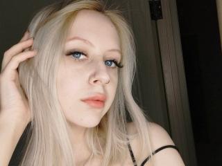 MerryJulls live cam model at XLoveCam