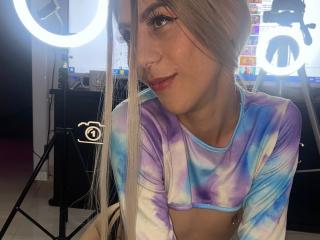 Watch  DaniTenderhot live on XLoveCam