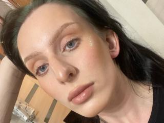 Watch  AlexaDivinee live on XLoveCam