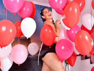 EmilyHudsonn Seins Liveshow - Photo 8/41