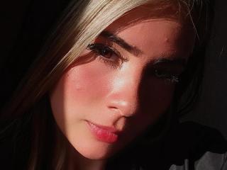 KrystinBrowm live cam model at XLoveCam