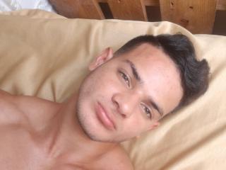 Watch HarryWell69 live on cam at XLoveCam