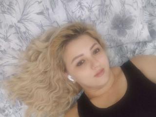 Watch FrancescaMassey live on cam at XLoveCam