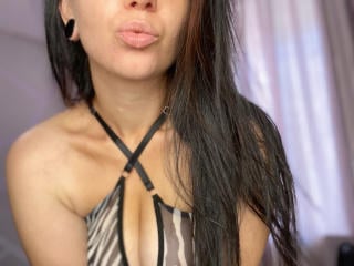 EmiliaNew live cam model at XLoveCam