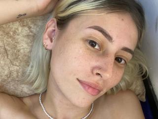 Watch  SelenaAmouur live on XLoveCam