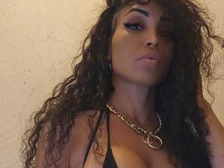 SquirtLatinQueen live cam model at XLoveCam