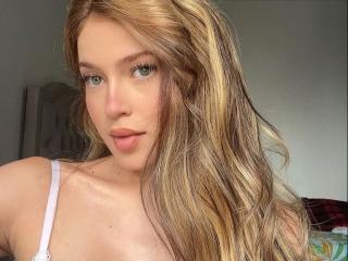 AdelineSwan live cam model at XLoveCam