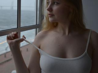 BlushEllie live cam model at XLoveCam