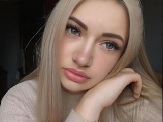 MikkiShows live cam model at XLoveCam