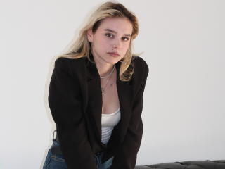 EmelyHailey - Live sex cams model