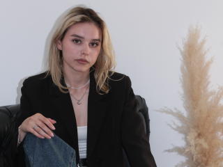 EmelyHailey - Live sex cams model