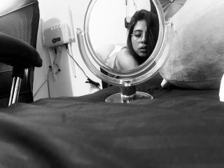 SarahHottie69 live cam model at XLoveCam