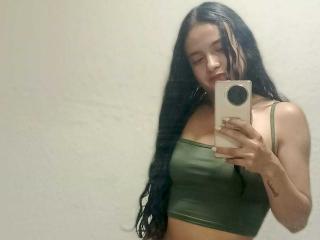 CrisiriIyNolds live cam model at XLoveCam