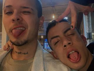 AronJames live cam model at XLoveCam