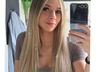 LexaXoXo-hot live cam model at XLoveCam