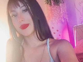 MaddyMills live cam model at XLoveCam
