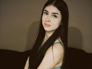 EmiliClarke Seins Liveshow - Photo 8/14