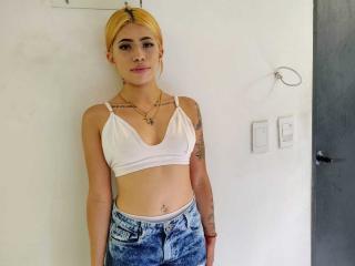 EmillyHernandez live cam model at XLoveCam