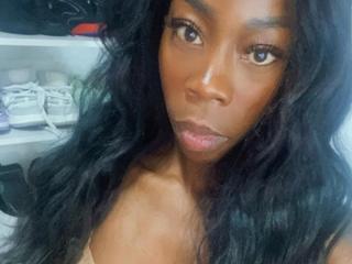 EmmaQueens69 live cam model at XLoveCam