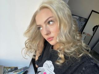 Milly-hot live cam model at XLoveCam