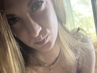 Cometomee live cam model at XLoveCam