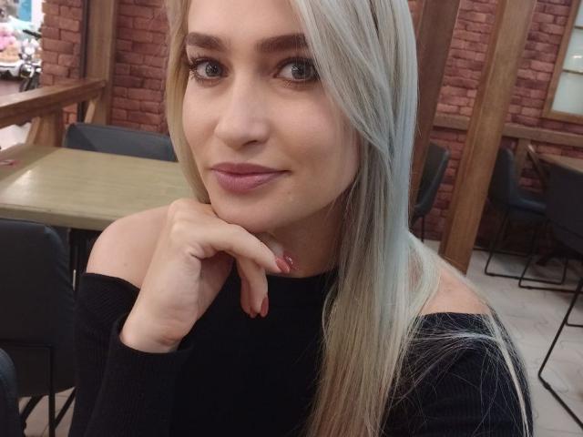 Naturelle et bien chaude la blondinette