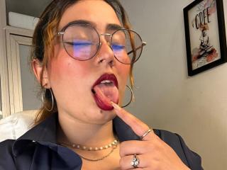AdelaTaylor Webcam Porno Live - Photo 9/21
