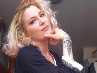 EmillyHellen live cam model at XLoveCam