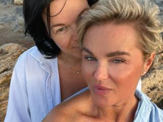 PleasureWeCouple live cam model at XLoveCam