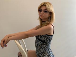 ZoeCharming live cam model at XLoveCam