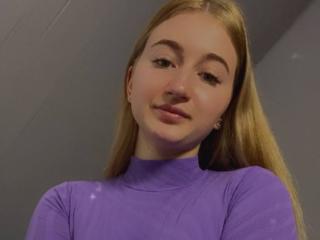 HollyTaillor live cam model at XLoveCam